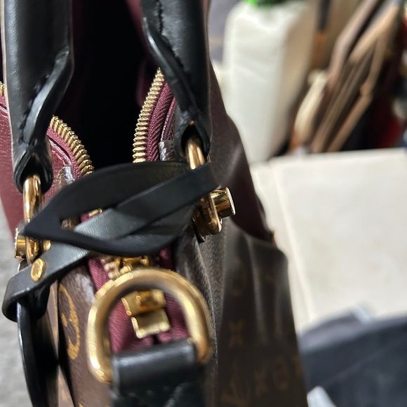 FULL INCLUSION 🔥🔥Stunning Louis Vuitton V tote  in monogram/Merlot - Picture 6 of 15